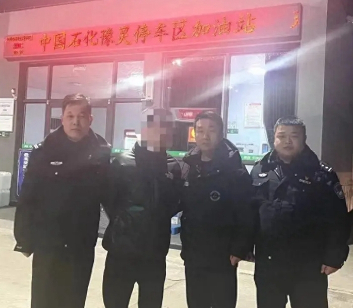 男子诈骗800余万后潜逃 华阴警方快速将其抓获。