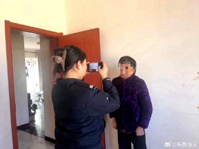 合阳民警上门为群众办理身份证。