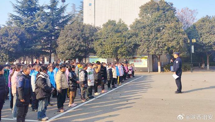 合阳民警深入辖区黑池中心小学开展法治副校长送法进校园活动. 合阳民警深入辖区黑池中心小学开展法治副校长送法进校园活动.