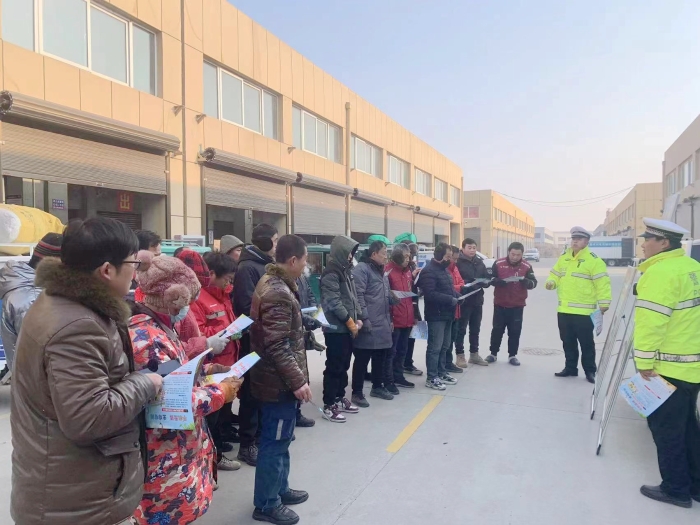 走进辖区快递企业开展交通安全宣传活动。 走进辖区快递企业开展交通安全宣传活动。