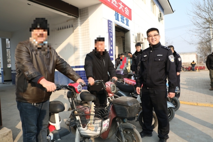 临渭公安下邽派出所举行涉案物品返还仪式。