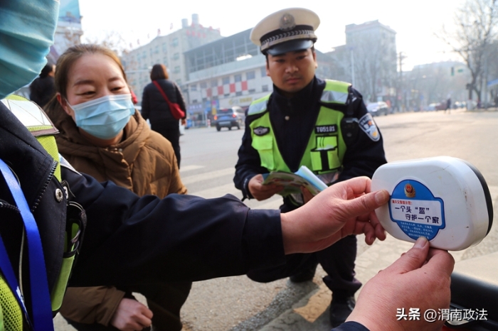 潼关交警对轻微交通违法车辆进行张贴“安全警示贴”。