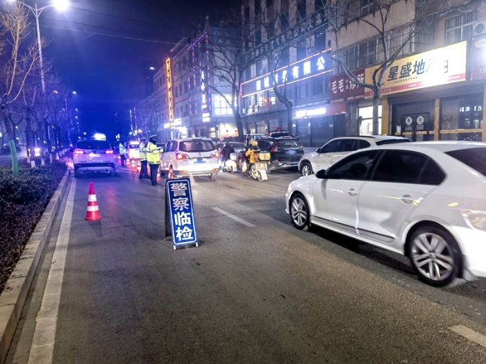 大荔公安交警开展酒驾夜查整治行动。