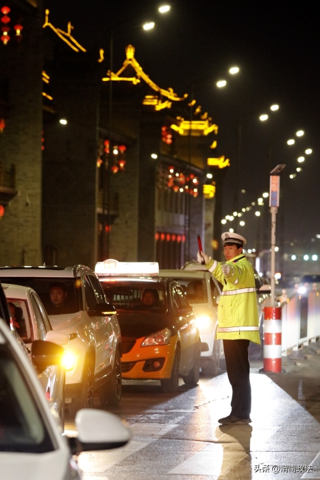 跨年夜,临渭交警坚守岗位,全力守护市民出行安全畅通。 跨年夜,临渭交警坚守岗位,全力守护市民出行安全畅通。