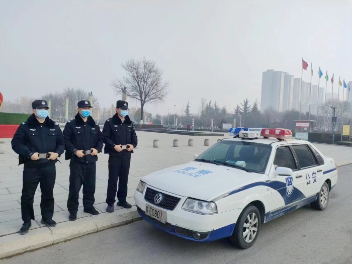 高新公安节日期间坚守岗位为群众的安全出行保驾护航。 高新公安节日期间坚守岗位为群众的安全出行保驾护航。