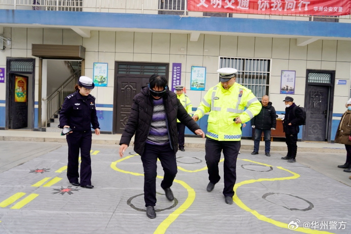 华州公安交管大队依托执法检查站开展冬季交通安全宣传活动。 华州公安交管大队依托执法检查站开展冬季交通安全宣传活动。