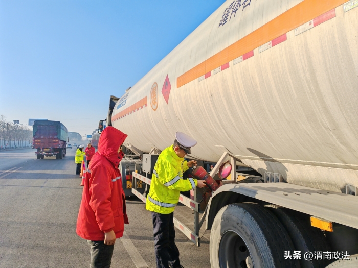 白水公安交警坚守岗位护平安. 白水公安交警坚守岗位护平安.