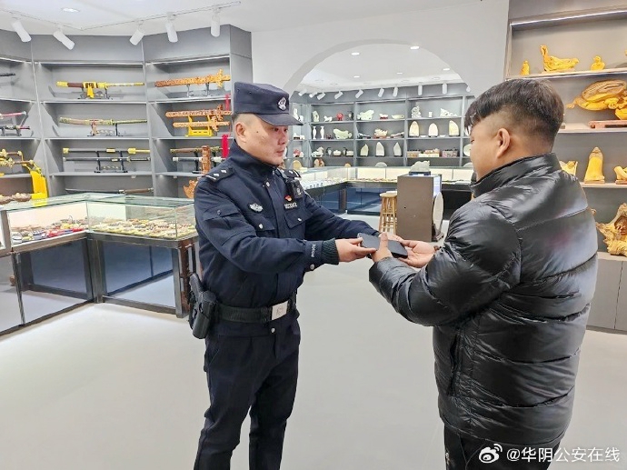 华阴公安帮助游客找到丢失的手机。 华阴公安帮助游客找到丢失的手机。