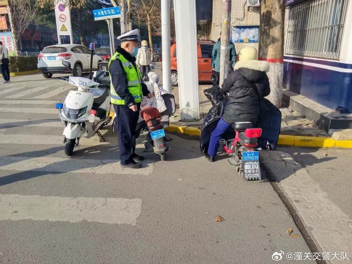 潼关交警为广大群众平安出行保驾护航。 潼关交警为广大群众平安出行保驾护航。