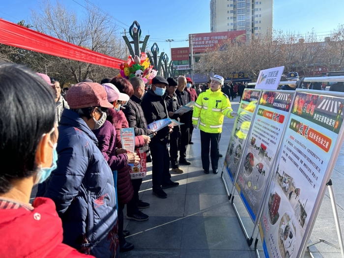 白水县公安局交通管理大队组织民警在县苹果广场开展交通安全宣传活动。 白水县公安局交通管理大队组织民警在县苹果广场开展交通安全宣传活动。