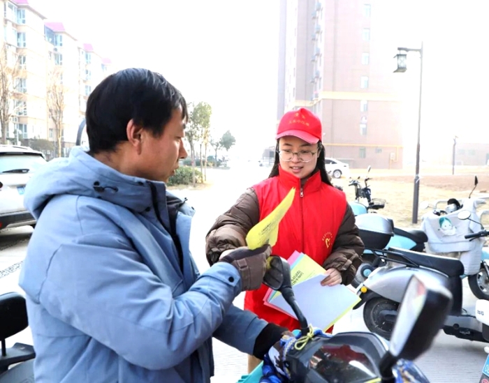 潼关法院党员干警深入包联小区开展上门入户走访宣传活动。 潼关法院党员干警深入包联小区开展上门入户走访宣传活动。