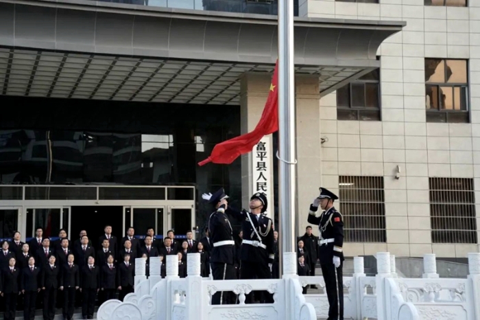 富平县人民检察院举行2024年第一次升国旗仪式。 富平县人民检察院举行2024年第一次升国旗仪式。