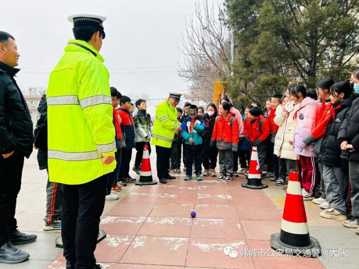 韩城市公安局交通警察大队民警走进辖区新城五小开展冬季交通安全主题宣传活动。 韩城市公安局交通警察大队民警走进辖区新城五小开展冬季交通安全主题宣传活动。