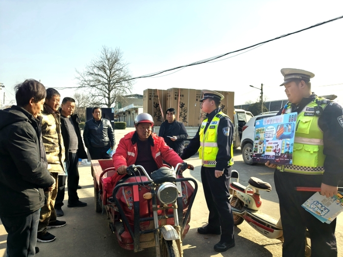 大荔公安交警开展交通安全“进村入户”宣传活动。 大荔公安交警开展交通安全“进村入户”宣传活动。