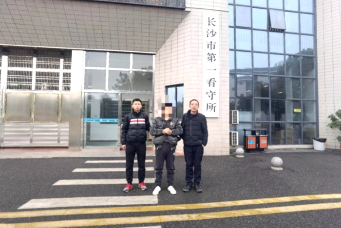 澄城公安冯原派出所成功抓获一名涉嫌帮信犯罪嫌疑人。 澄城公安冯原派出所成功抓获一名涉嫌帮信犯罪嫌疑人。