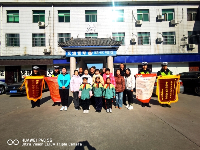 潼关交警护学保安全,学校致谢送锦旗。 潼关交警护学保安全,学校致谢送锦旗。