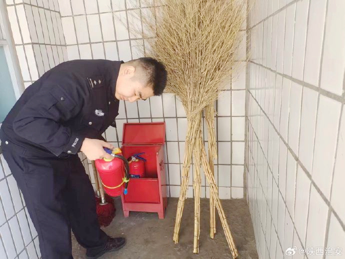 韩城昝村派出所组织民警深入辖区中小学、幼儿园开展校园安全检查。