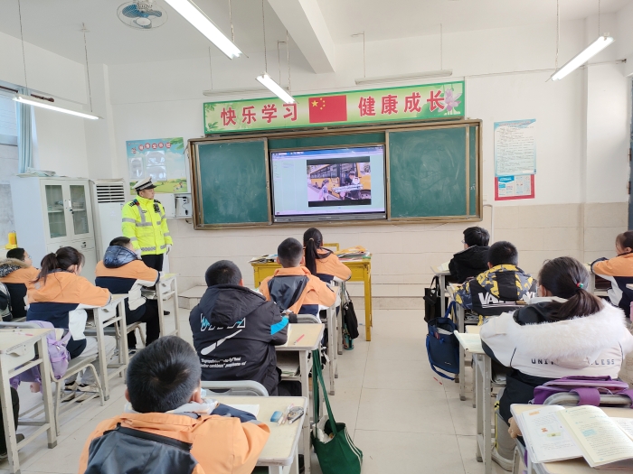 大荔交警走进学校开展寒假前“一盔一带”交通安全主题宣传活动。