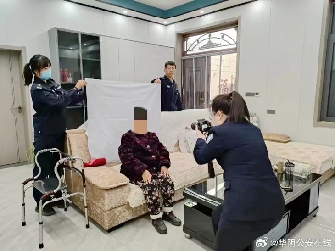 华阴公安上门为群众办理身份证。