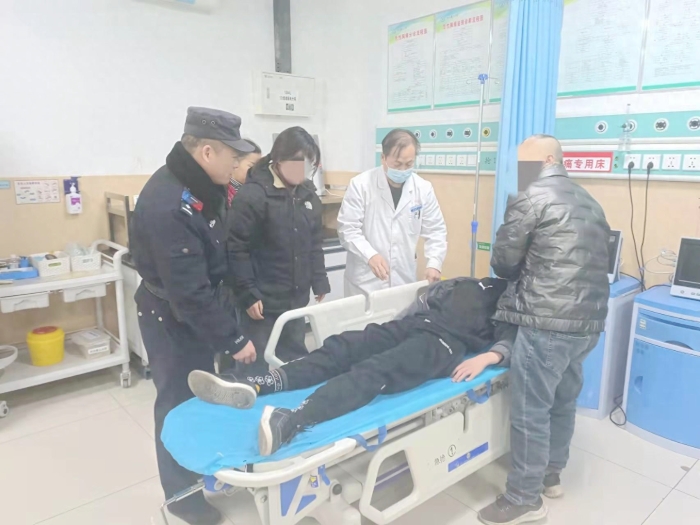 澄城公安巡特警紧急护送突发疾病男孩送医。