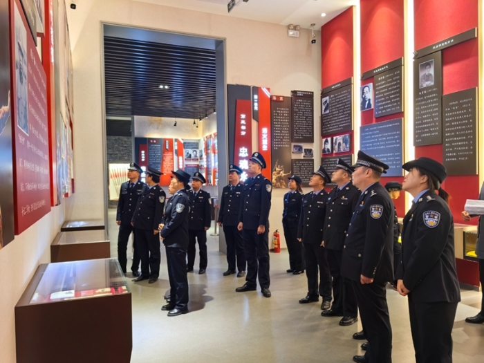 富平法院全体司法警察前往薛镇烈士陵园接受爱国主义教育。