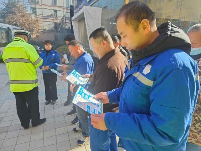 临渭交警开展“进城务工人员”交通安全宣传活动。