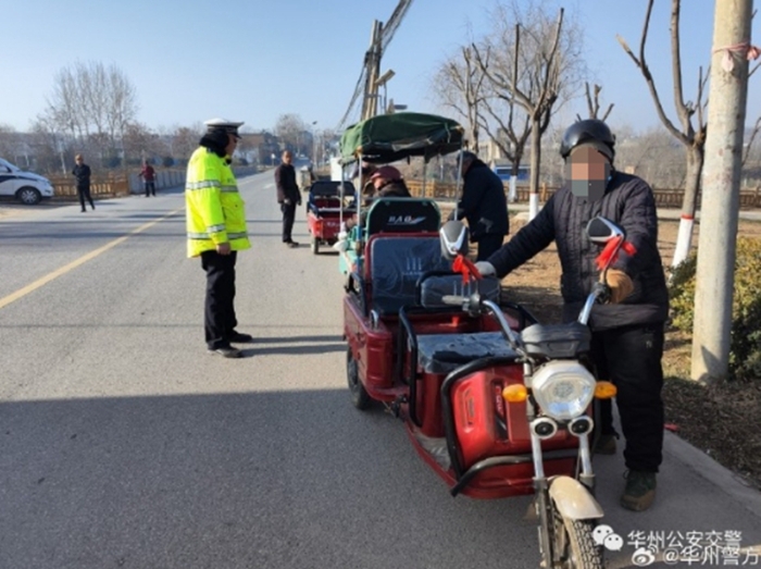 华州交警严查交通违法行为。