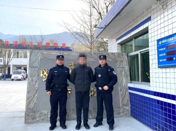 华阴公安桃下派出所抓获一名网上追逃人员。