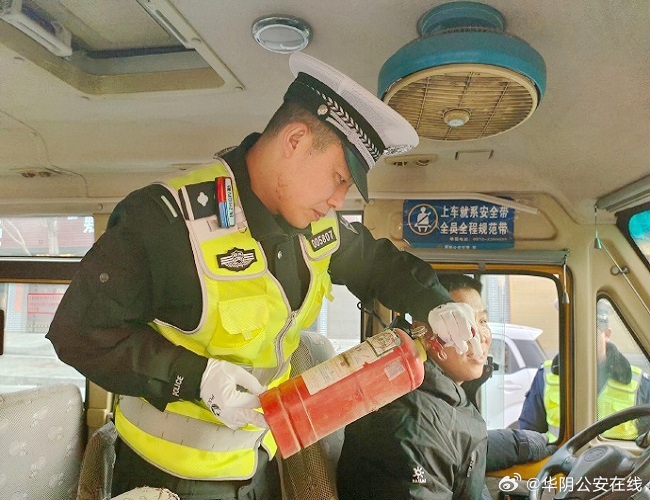 华阴公安交警对辖区幼儿园校车进行全面检查。