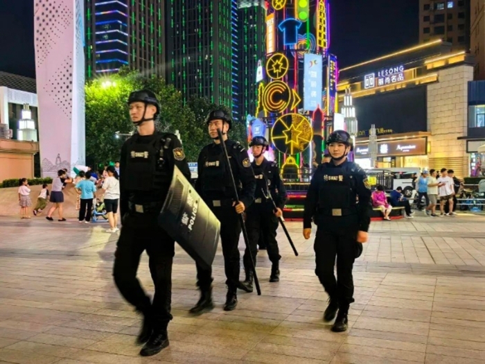 临渭公安巡特警大队在广场巡逻。