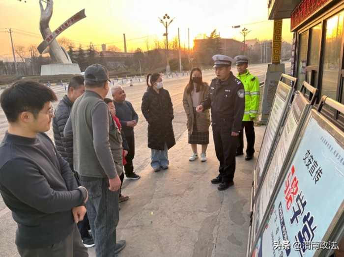 韩城公安交警依托执法检查站开展冬季交通安全宣传活动。