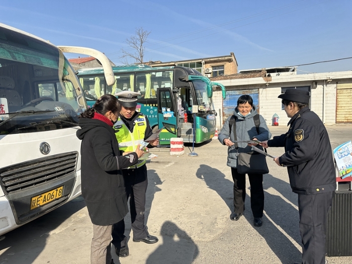 大荔公安交警会同交通运输部门深入客运公司开展专项警示教育。