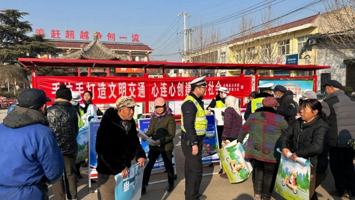 合阳县公安局交警大队携手路井镇政府开展“文明交通 你我同行”主题宣传活动。