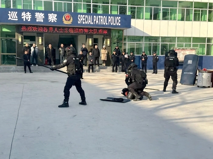 白水公安巡特警大队开展“向人民报告”暨警营开放日活动.