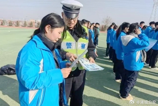 蒲城公安交管大队民辅警走进城北中学为学生们上交通安全课。
