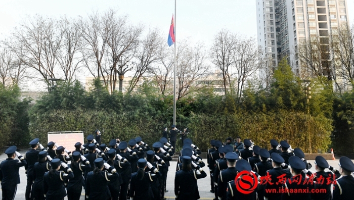 1月10日，渭南市公安局交警支队举行升警旗宣誓仪式。记者 杨大君 摄
