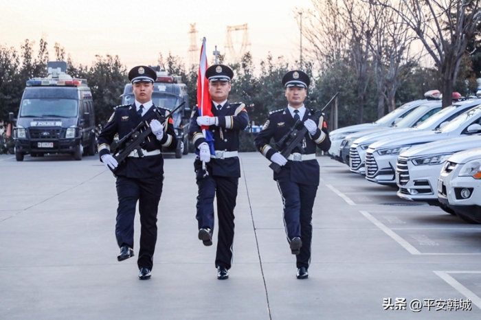 韓城市公安局舉行升警旗儀式。