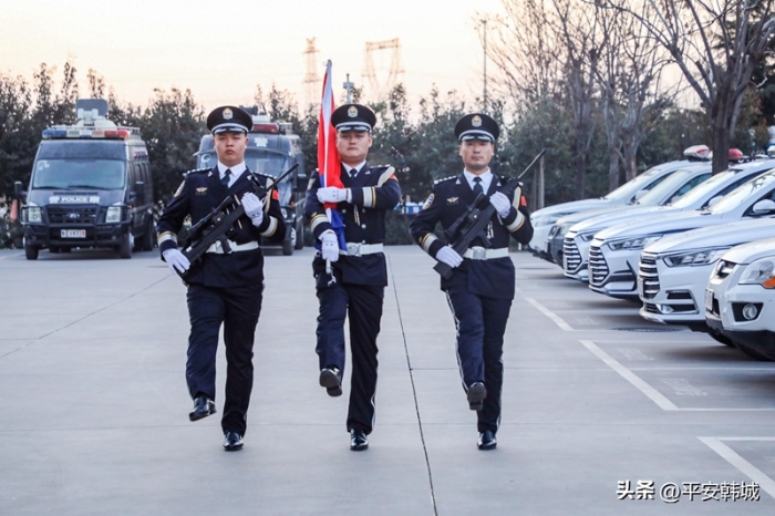 韩城市公安局举行升警旗仪式。