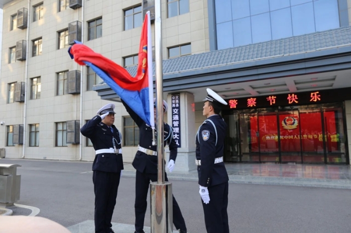 大荔公安交警举行升警旗宣誓仪式庆祝第四个中国人民警察节。