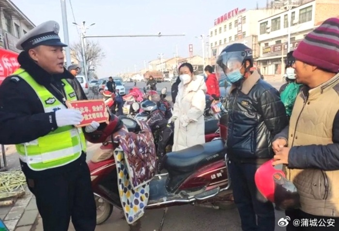 蒲城交警开展“车让车 安全行”主题宣传活动。