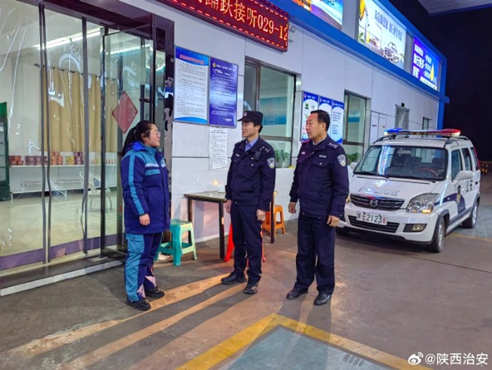 韩城公安西庄派出所民辅警走进西庄镇街道进行夜间巡逻。
