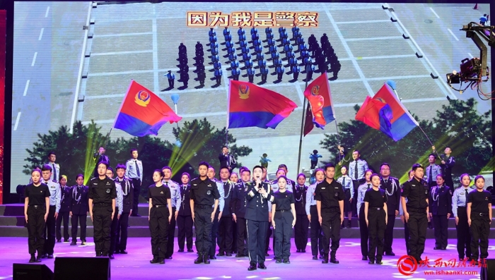联唱《警察故事》。记者 许艾学 摄