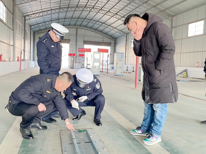 白水公安交警联合县市场监督管理局深入辖区机动车检测站开展联合监督检查。