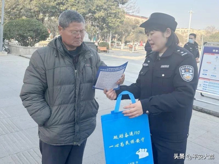 大荔县公安局治安大队户政中队深入中心广场零距离开展户籍便民新政宣传活动.
