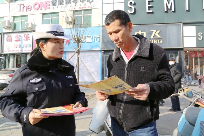 潼关县交警大队开展交通安全宣传活动。