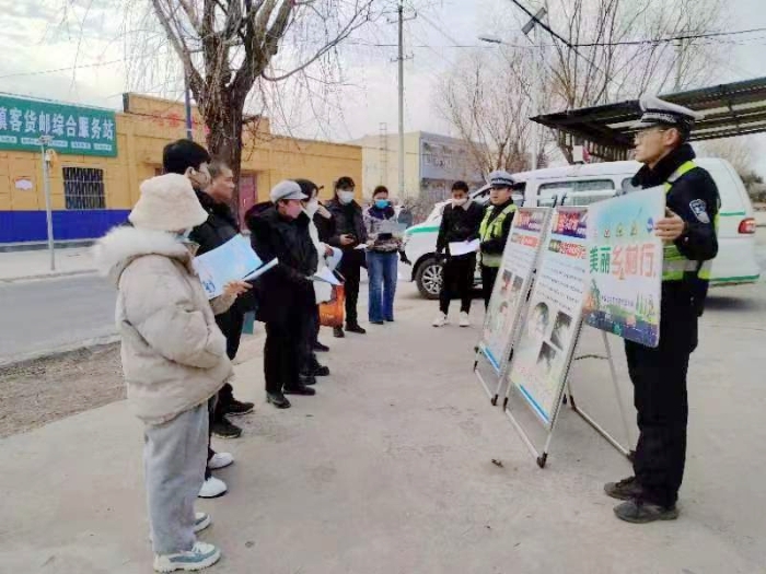 白水交警通过设立“马路学堂”宣传交通安全知识。