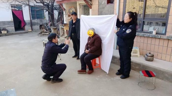 潼关公安上门为群众办理身份证。
