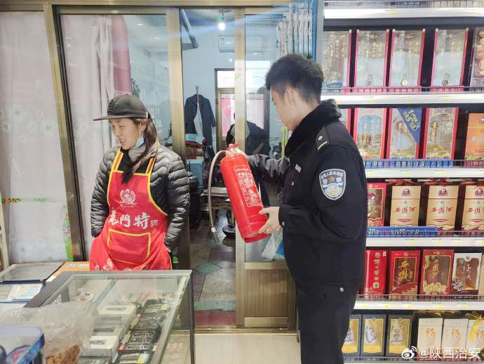 韩城昝村派出所组织民警深入辖区的“九小场所”开展消防安全隐患排查。