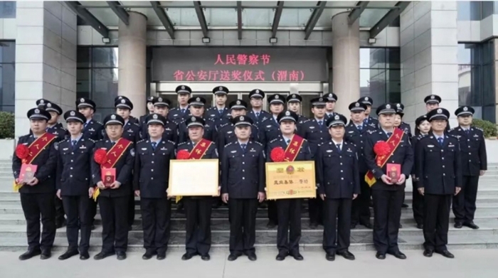 省公安廳為渭南公安立功代表送獎到崗。