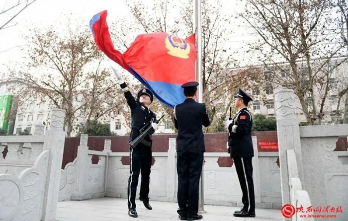 1月10日上午，渭南市公安局举行2024年中国人民警察节升警旗宣誓仪式。记者 许艾学摄